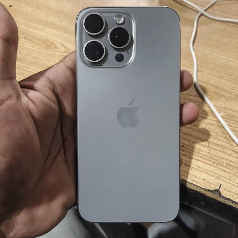 Apple iPhone 15 Pro Max titanium 0
