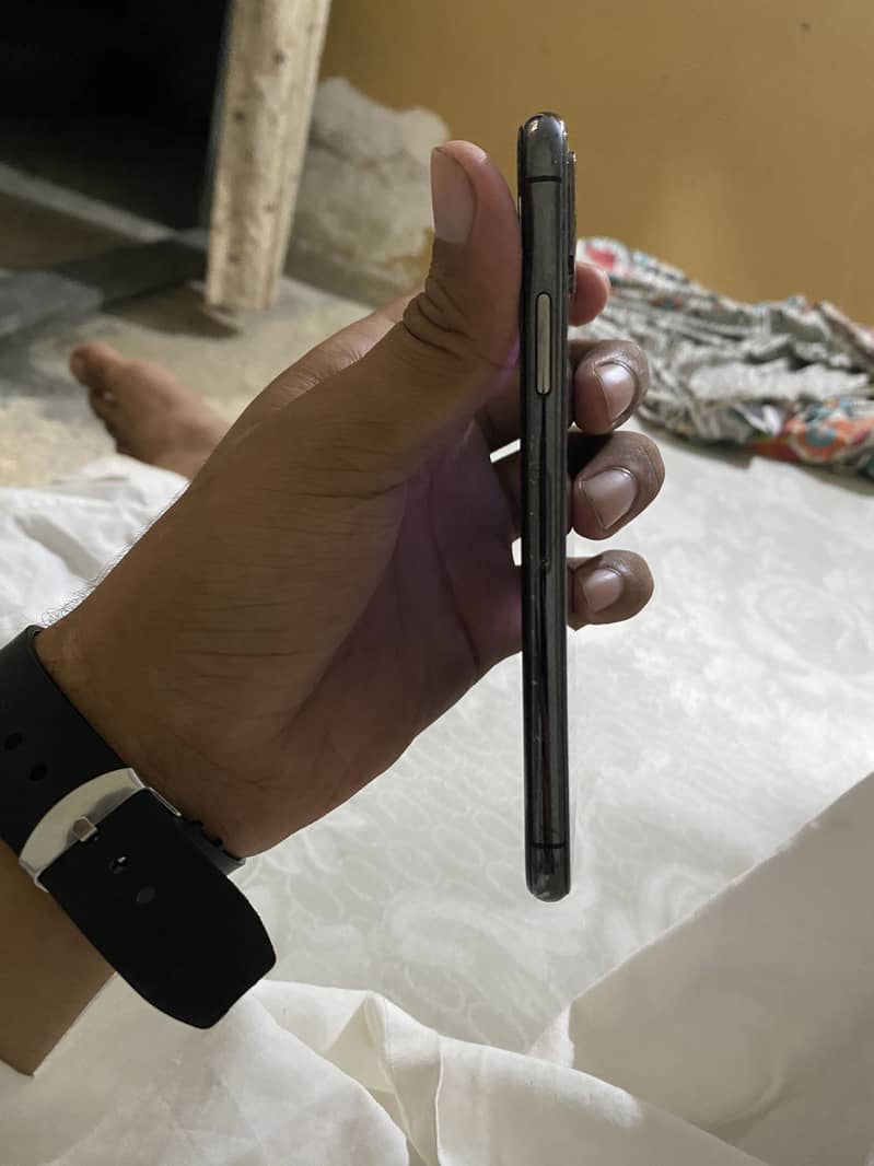 Apple iPhone XS 1