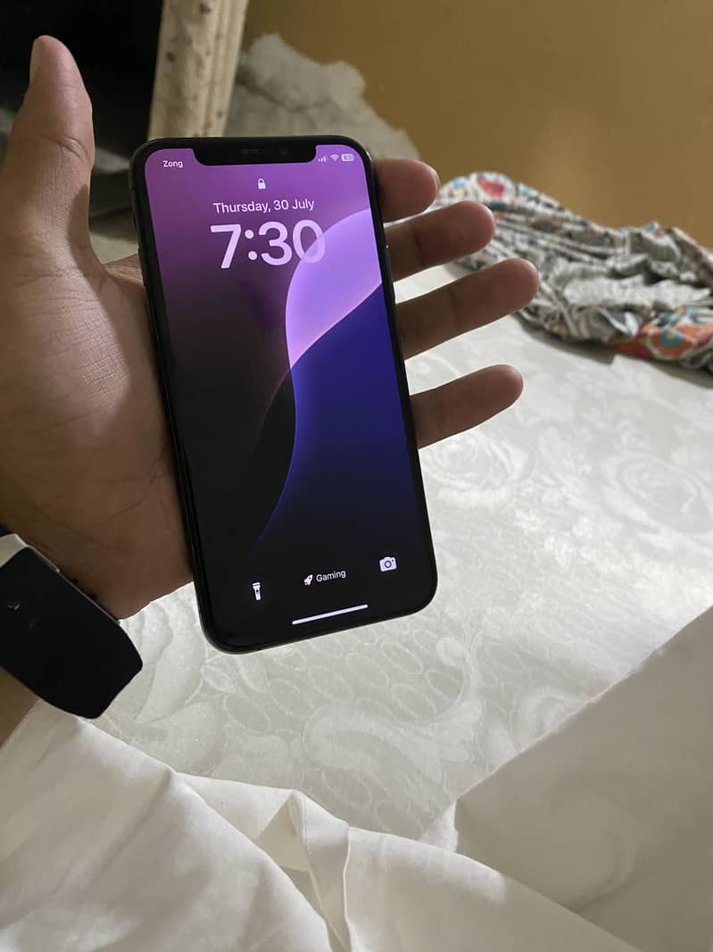 Apple iPhone XS 3