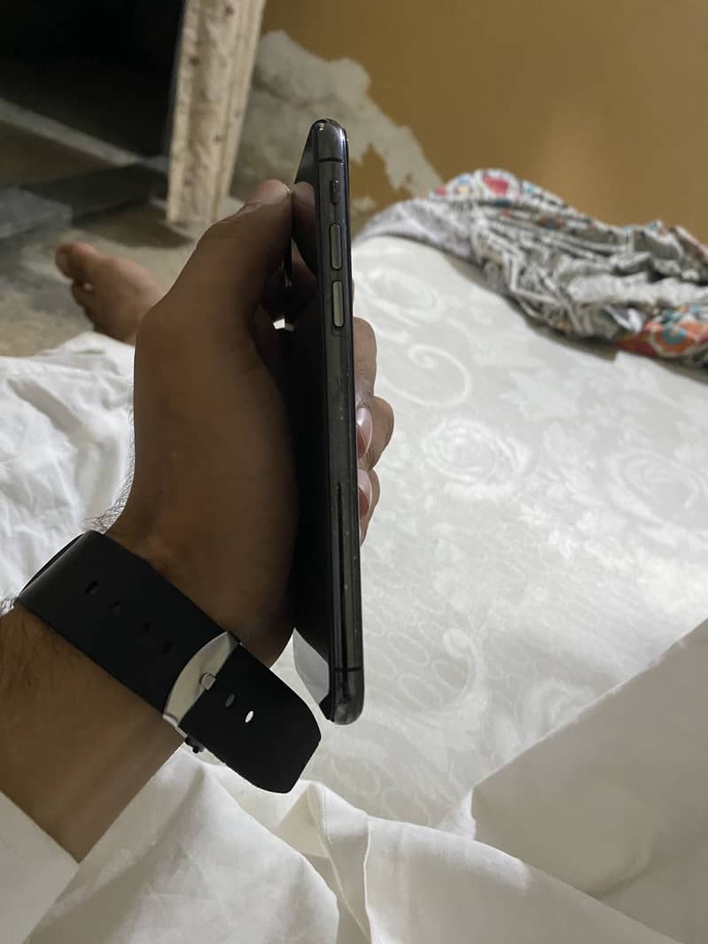 Apple iPhone XS 4