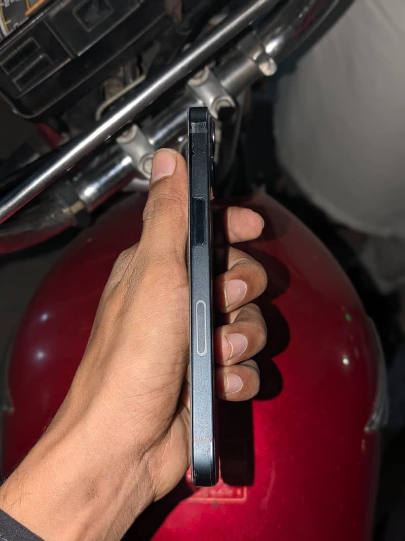 iPhone 13 4