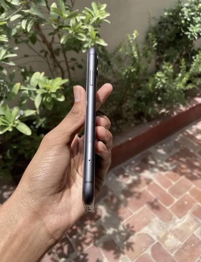 Apple iPhone 11 3