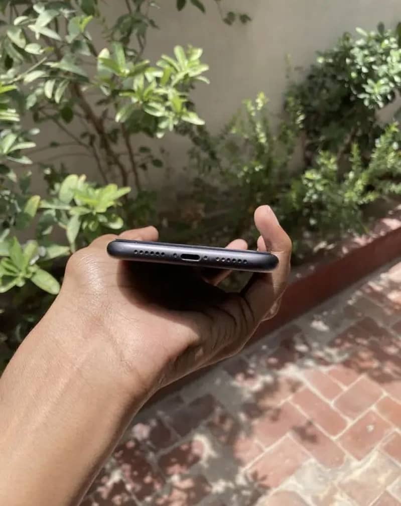 Apple iPhone 11 4