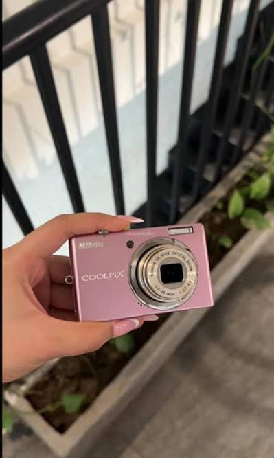 Nikon Coolpix S570 - MINT 10/10 Condition
