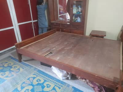 bed room bed and show case in good condition