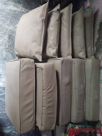 Leather sofa seats 6 inch master foam & cushions in vary good condtion