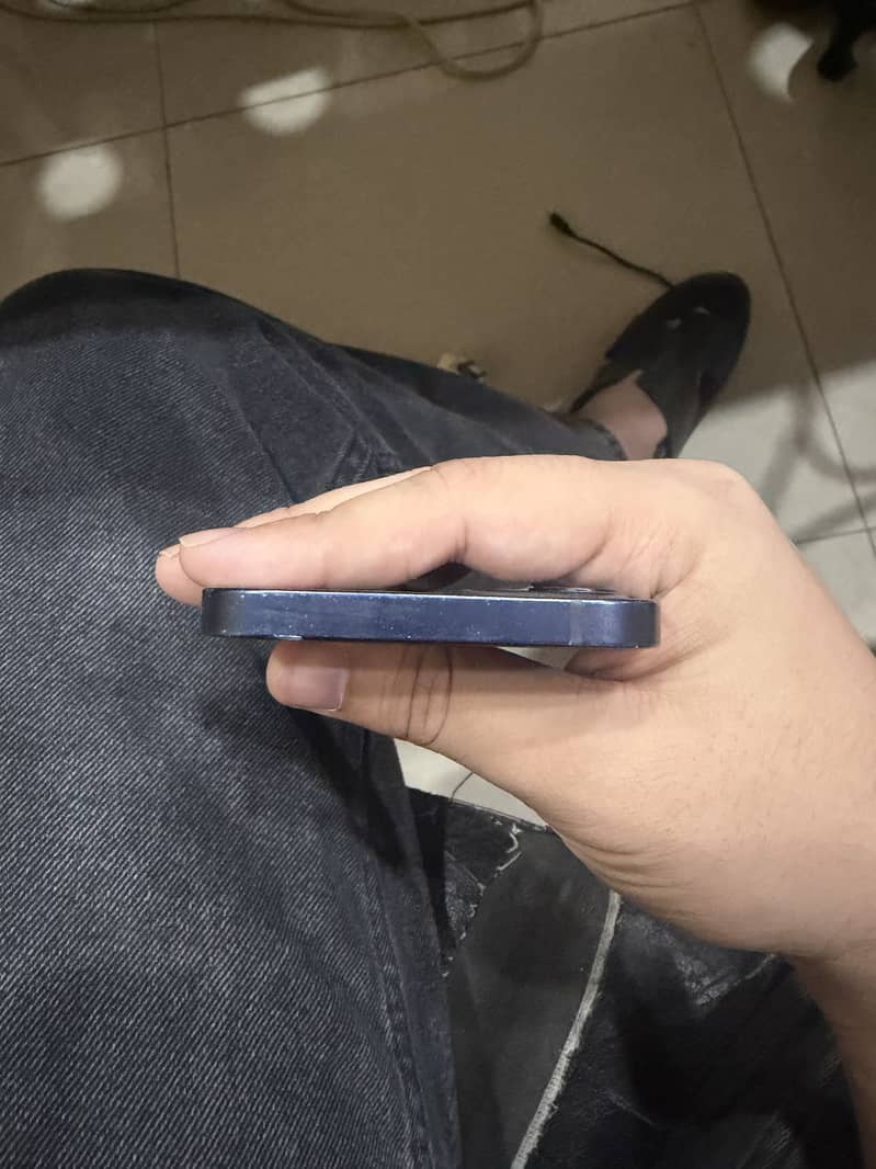 Apple iPhone 12 4
