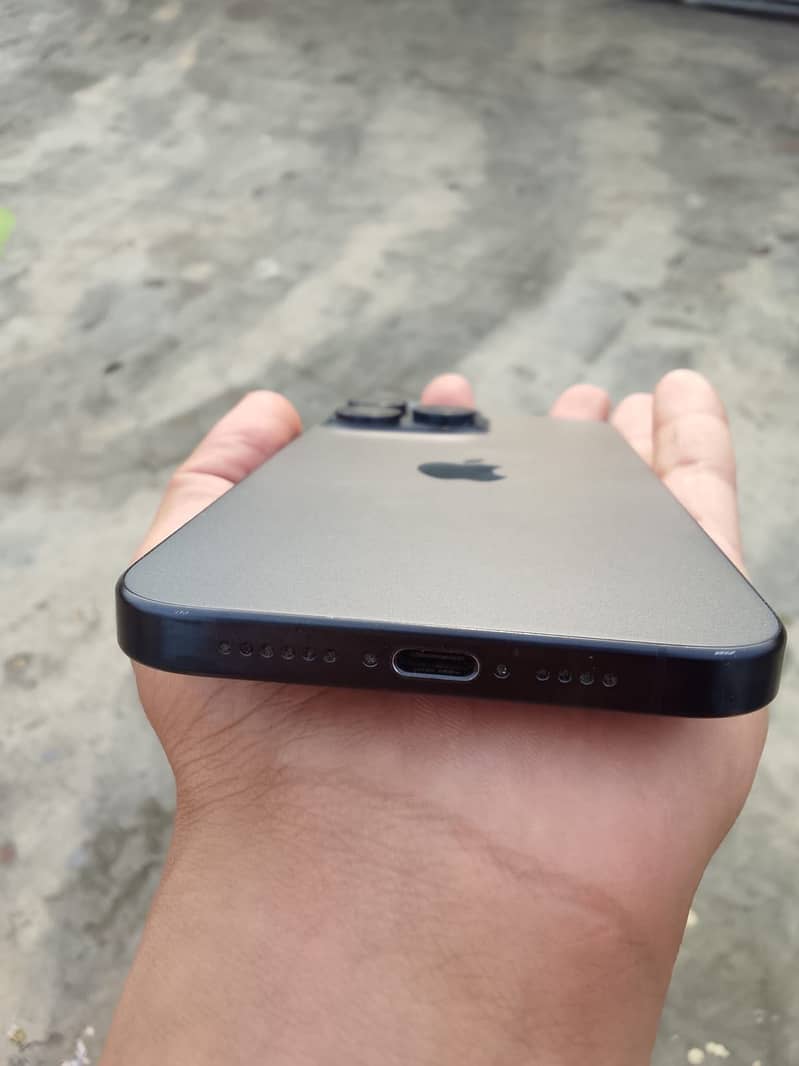 Apple iPhone 15 Pro Max 4