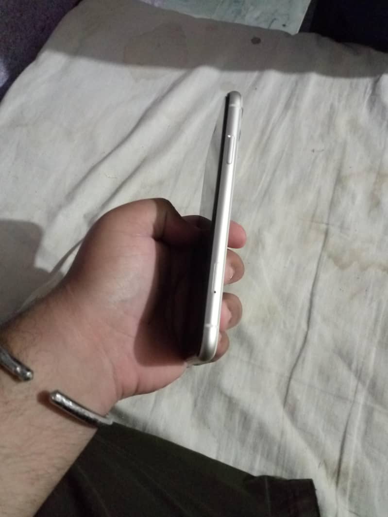 Apple iPhone 11 4