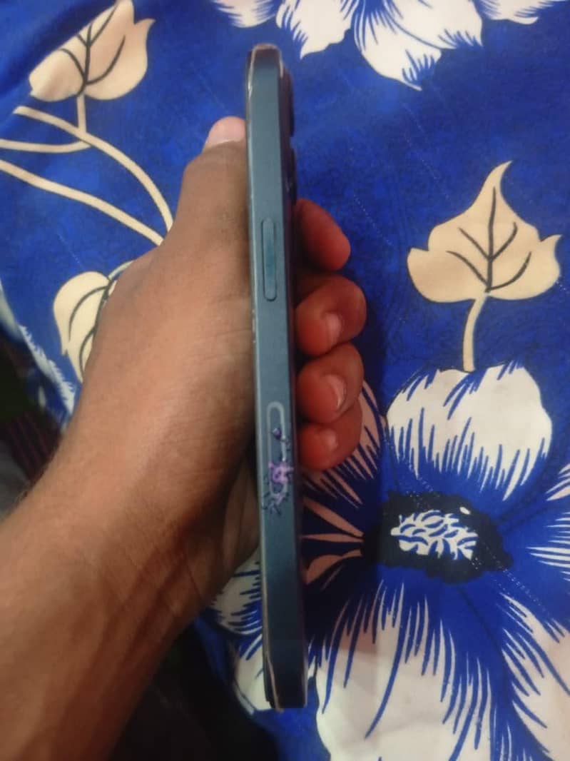 Apple iPhone 13 4