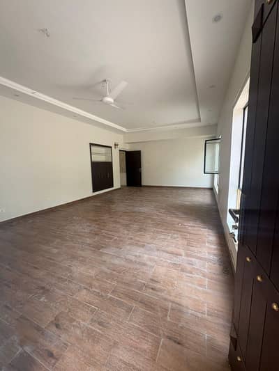 1-KANAL 3 MARLA Old House Available For Sale 48 Front Facing Garden Town