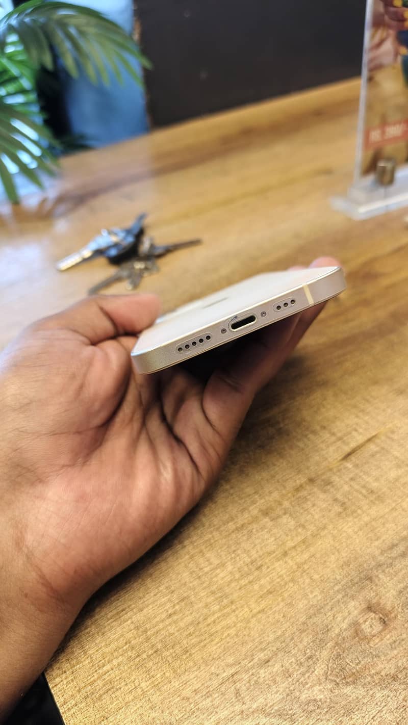 Apple iPhone 12 6