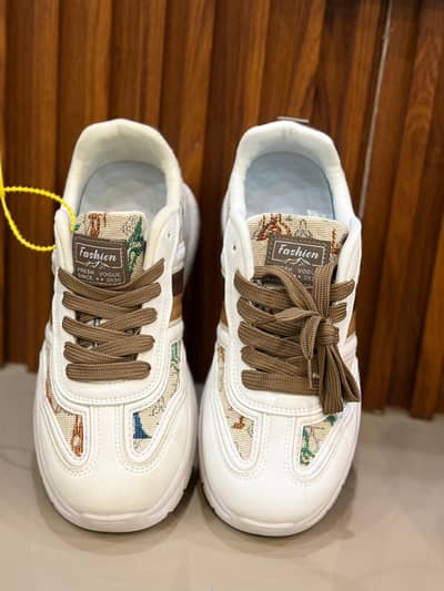 Stylish White Casual Sneakers for Men/Women – Comfortable & Trendy
