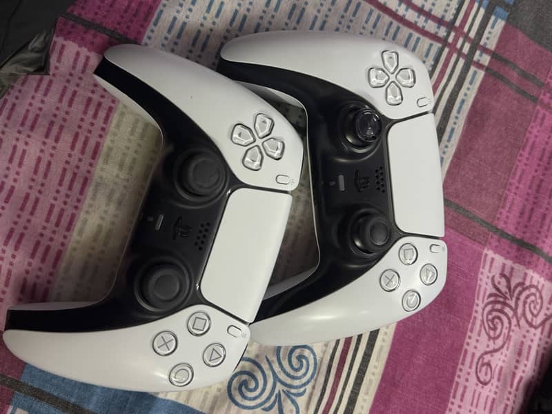 PS5 controllers 1