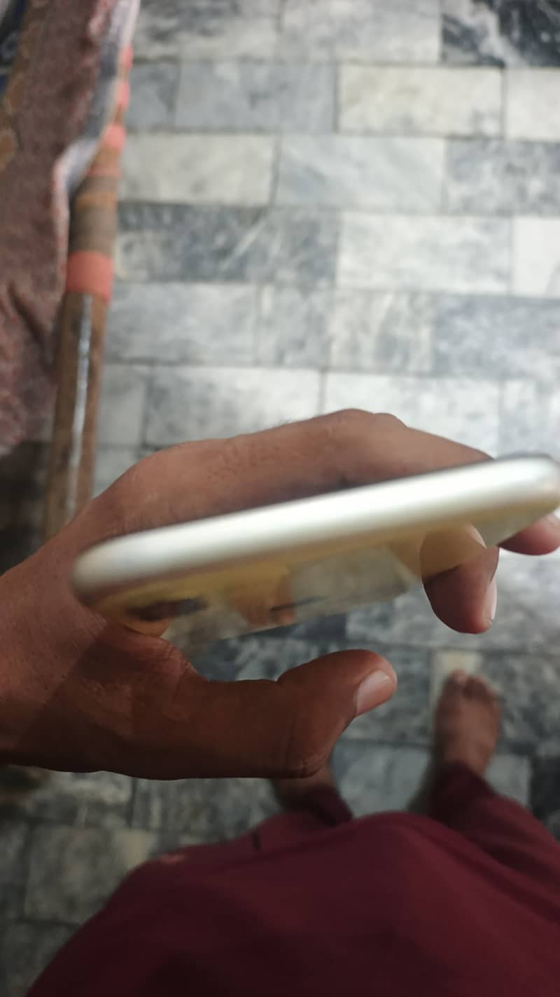 Apple iPhone 11 4