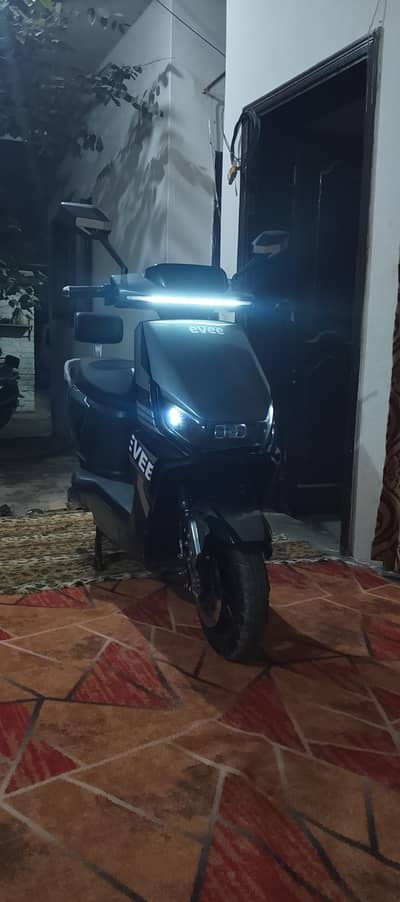 Evee GenZ Scooty Available in Graphene Battery Brand New 2kdriven only