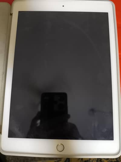 Apple Ipad 6 128gb scratchless.
