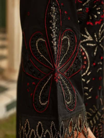 •  Fabric: Lawn
