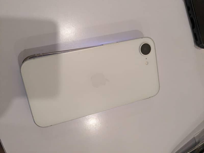 Apple iPhone 16e 0