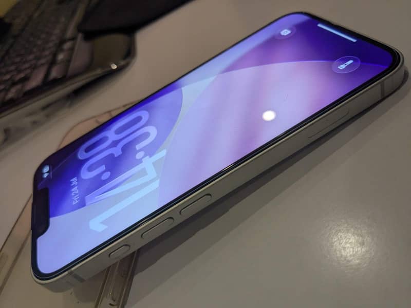 Apple iPhone 16e 2