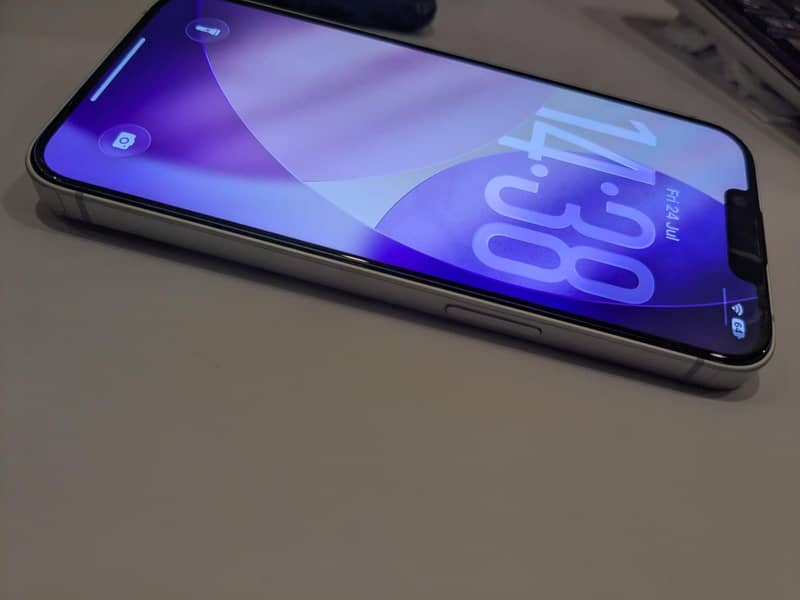 Apple iPhone 16e 3