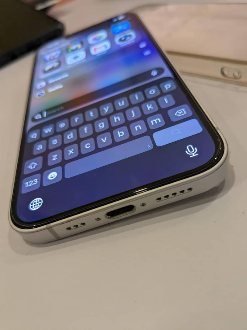 Apple iPhone 16e 4