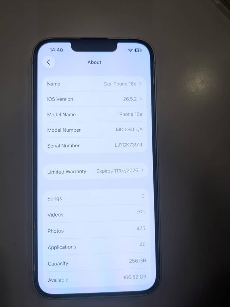 Apple iPhone 16e 5