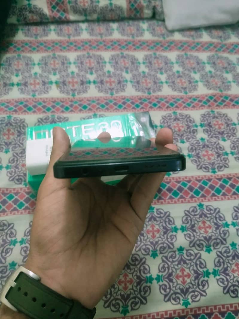 Infinix Note 30. 4