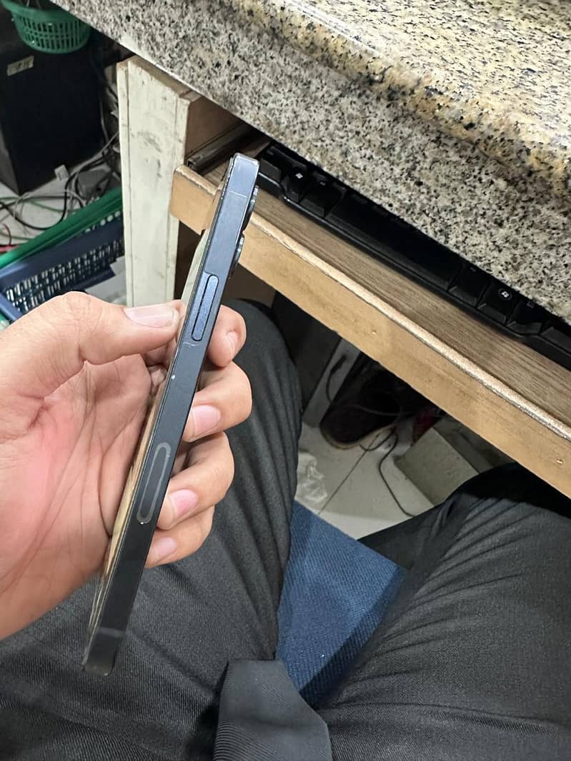 Apple iPhone 12 4