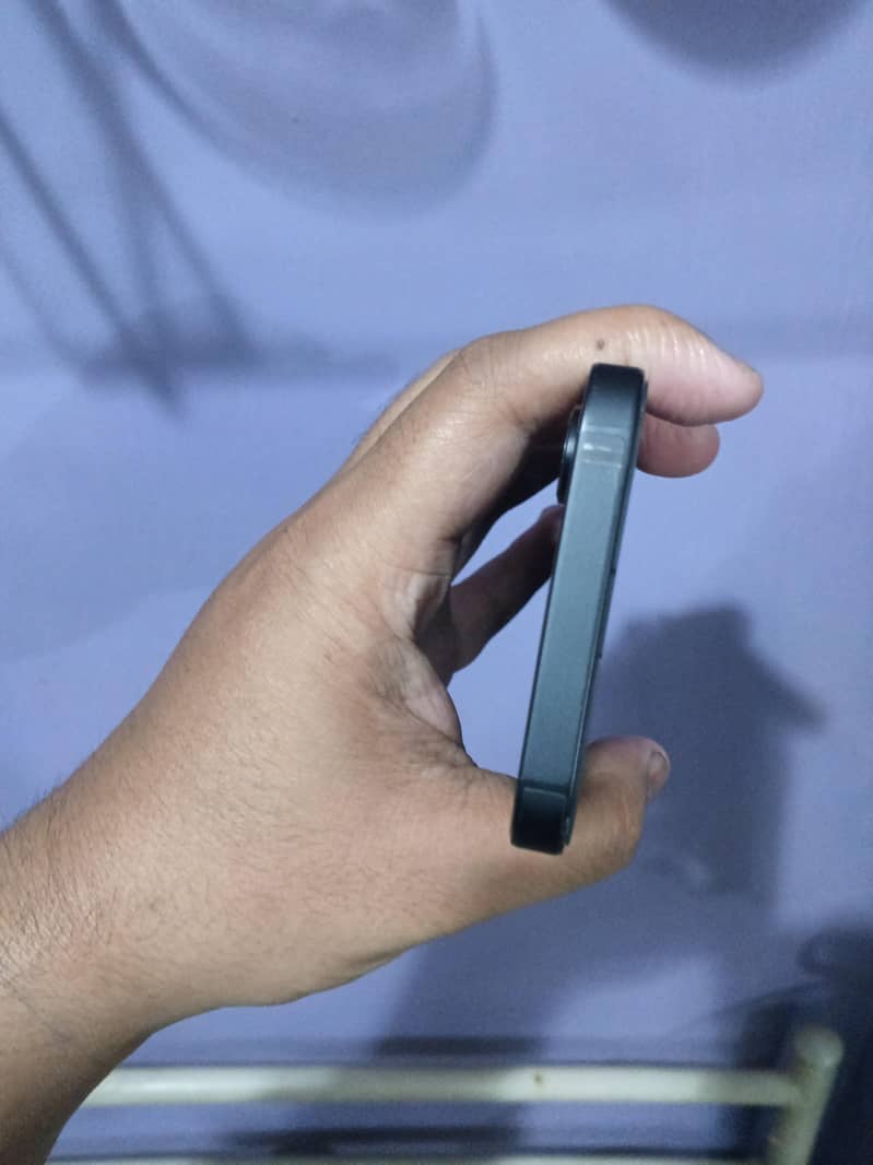 Apple iPhone 16e 1
