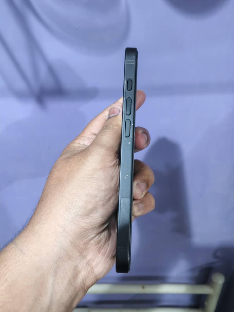 Apple iPhone 16e 2