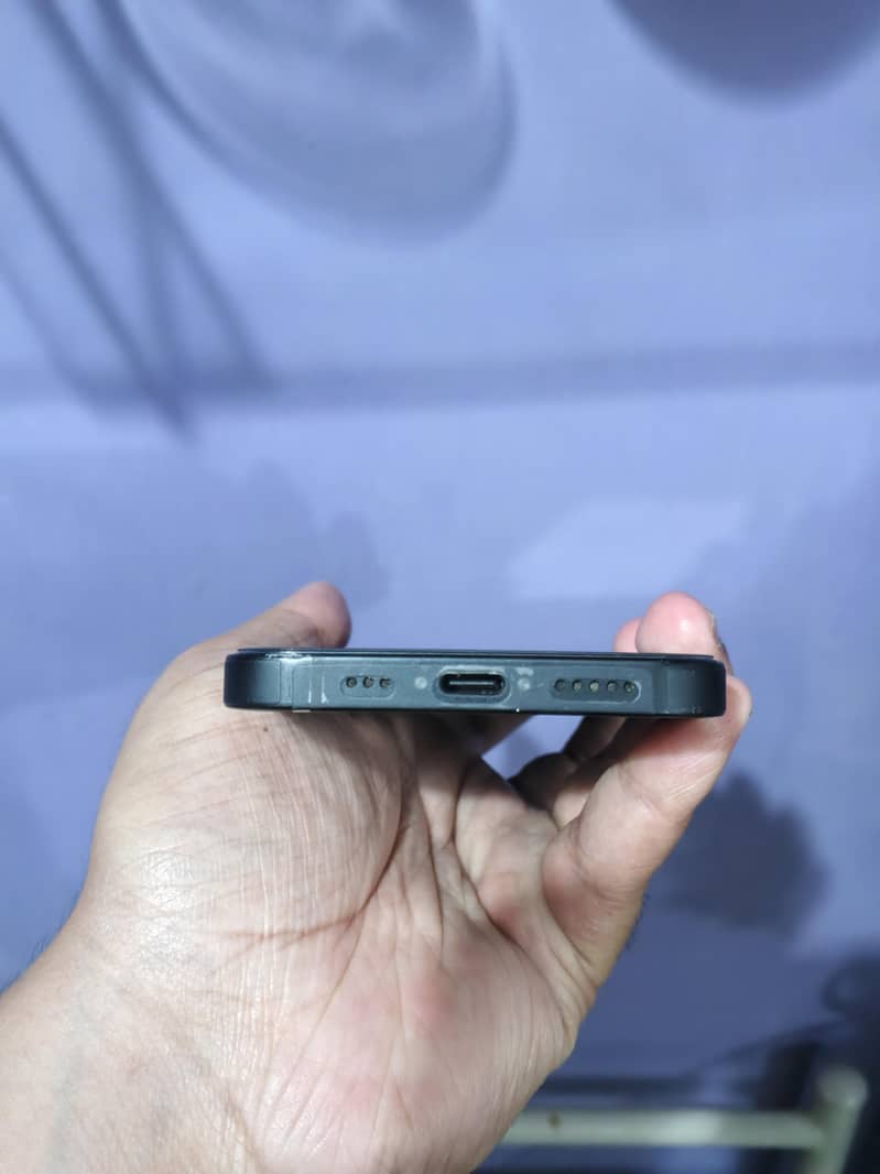 Apple iPhone 16e 4