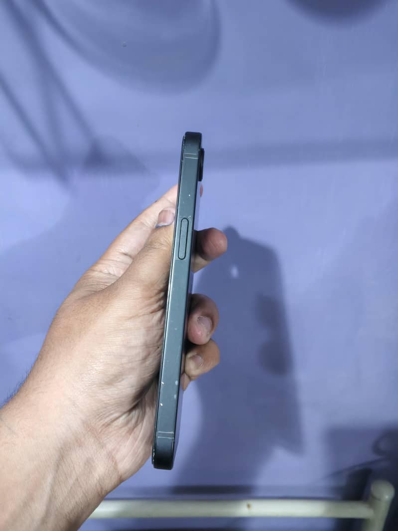 Apple iPhone 16e 5