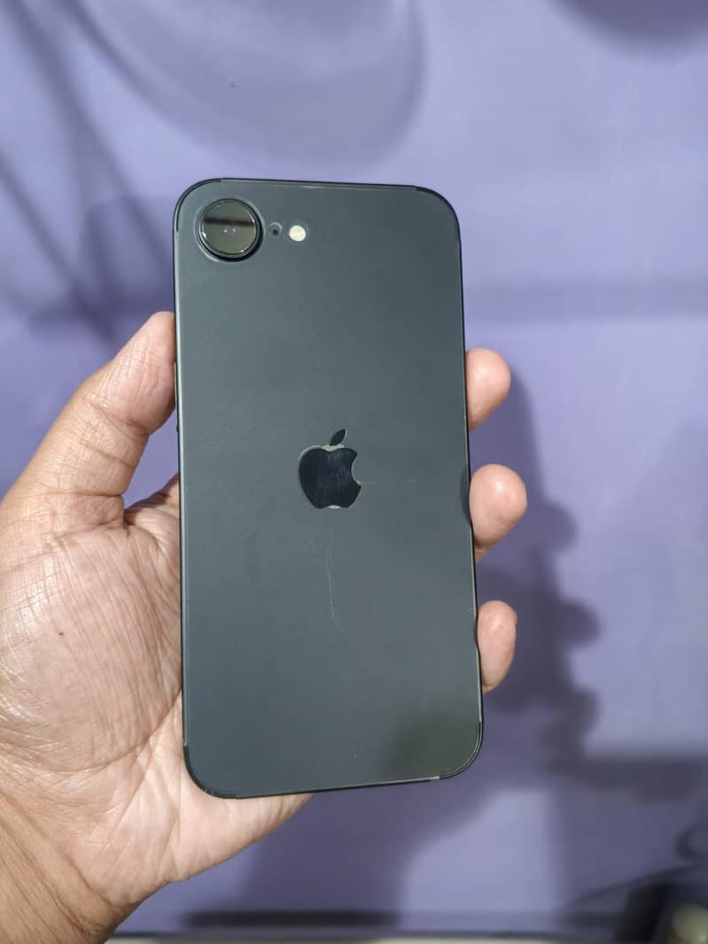 Apple iPhone 16e 7