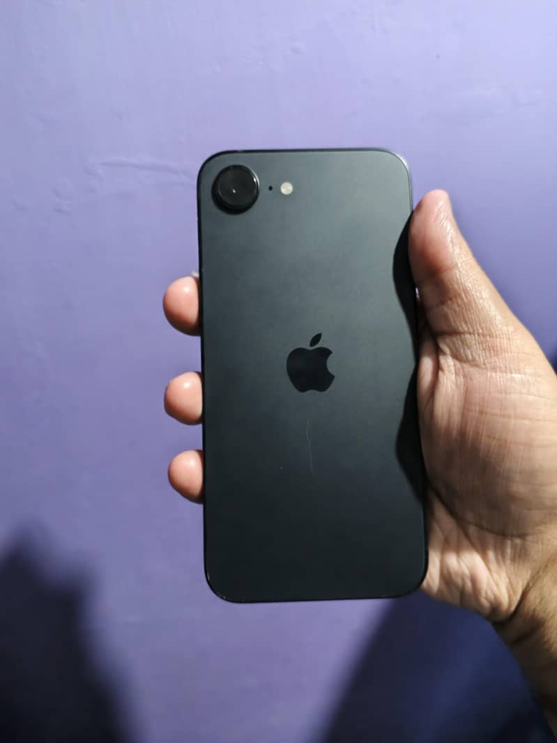 Apple iPhone 16e 8
