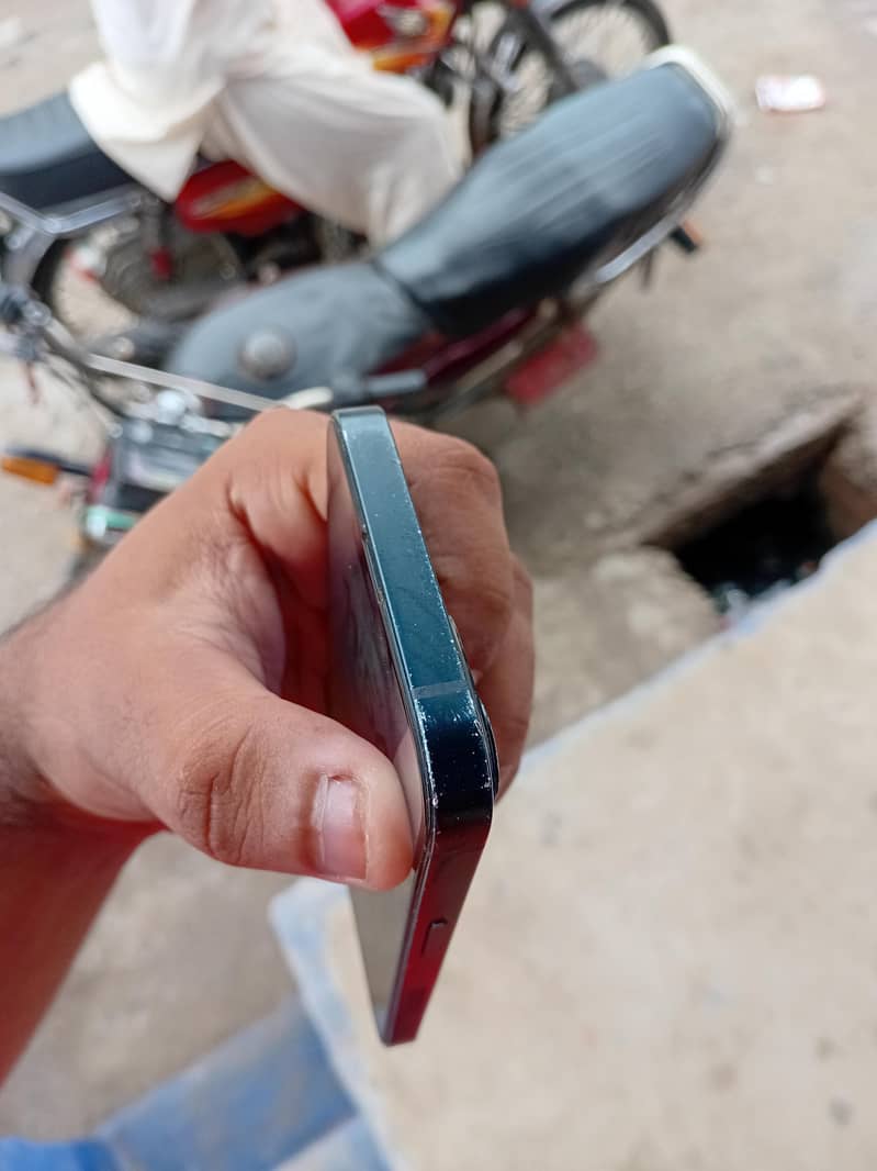 Apple iPhone 13 URGENT SALE 3