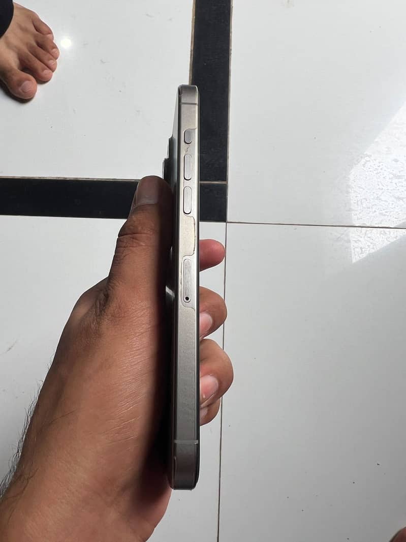 Apple iPhone 15 Pro Max 2