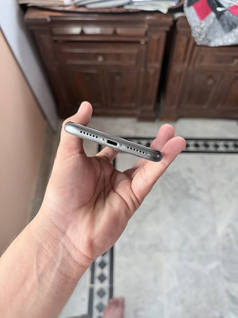 Apple iPhone 11 4