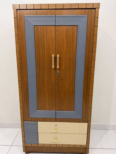 Wardrobe size 3/6.5 fit and entire wardrobe is made of (Akhrot sheet)