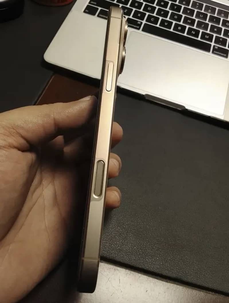 Apple iPhone 16 Pro Max 1