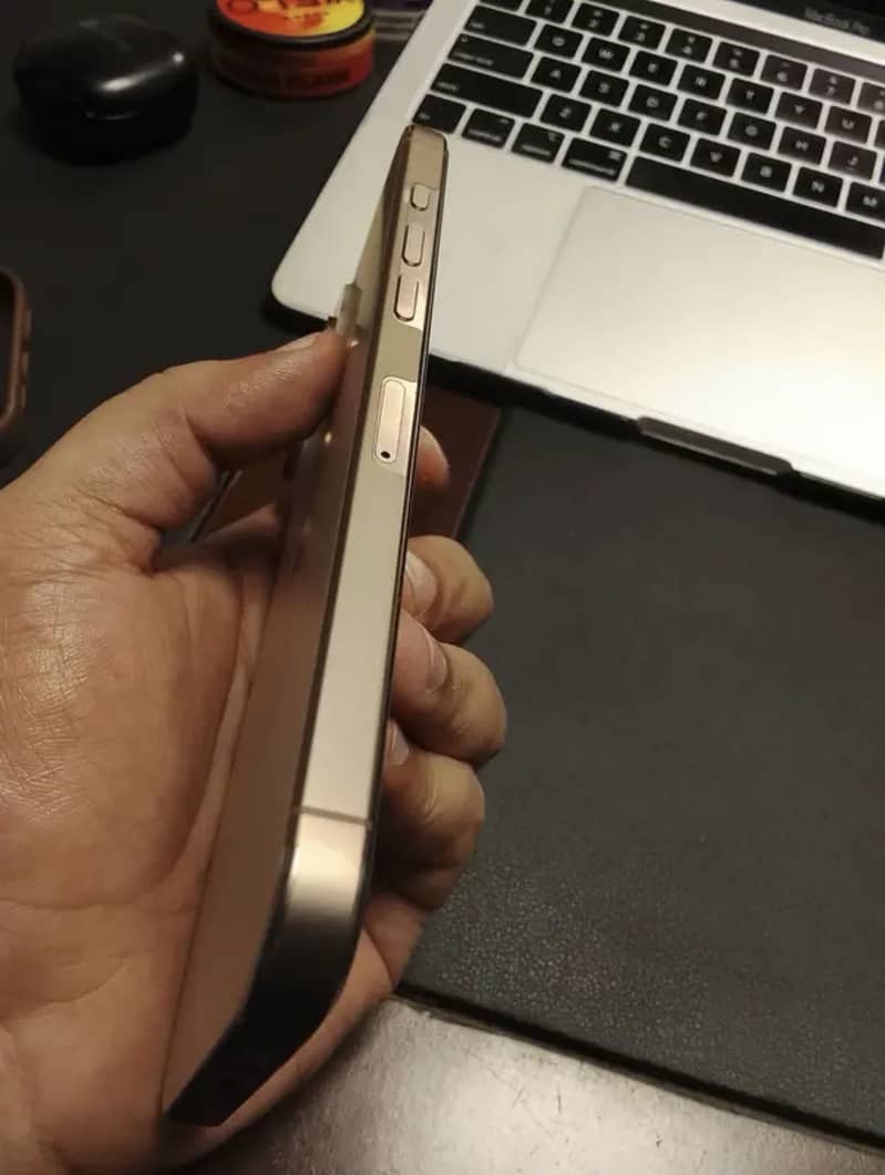 Apple iPhone 16 Pro Max 2