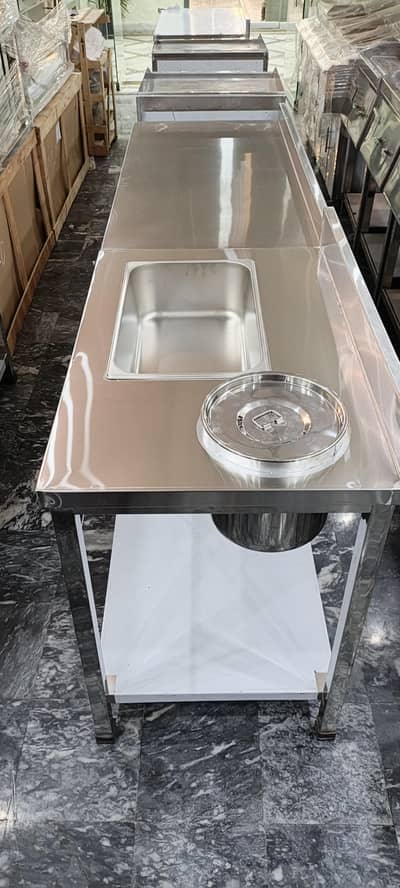 pizza oven/ counters/ fryer/ hot pkate/ brading table/ delivery bags