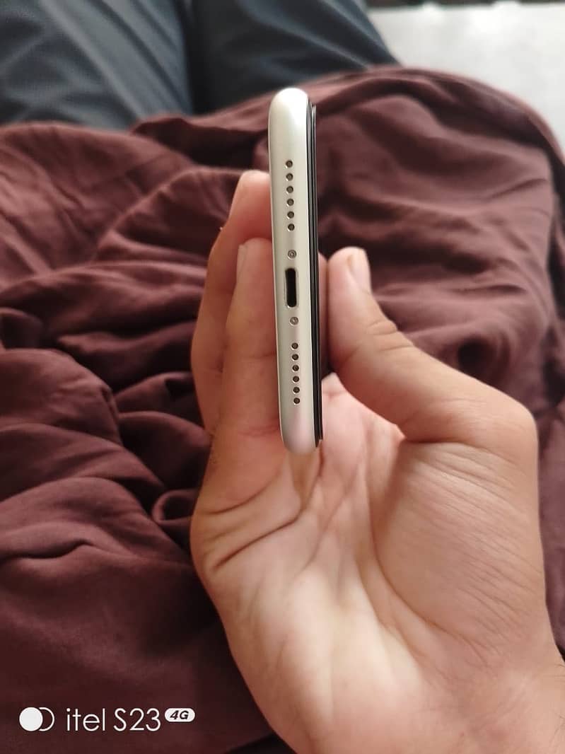 Apple iPhone 11 4