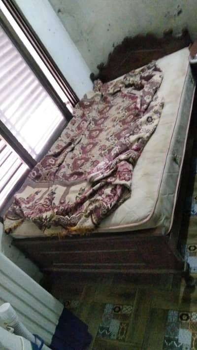 دو سنگل لکڑی کے بیڈ میٹریس کے ساتھ برائے فروخت
