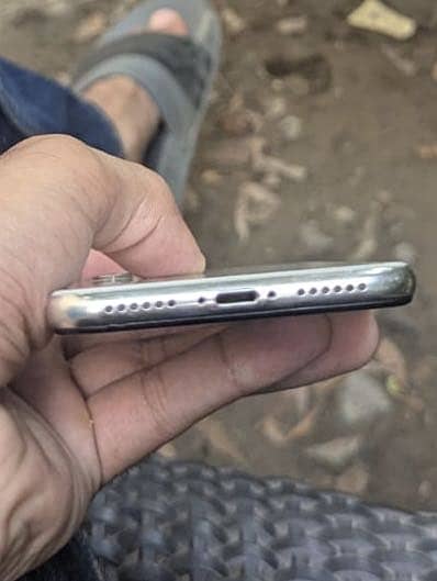 Apple iPhone X 4
