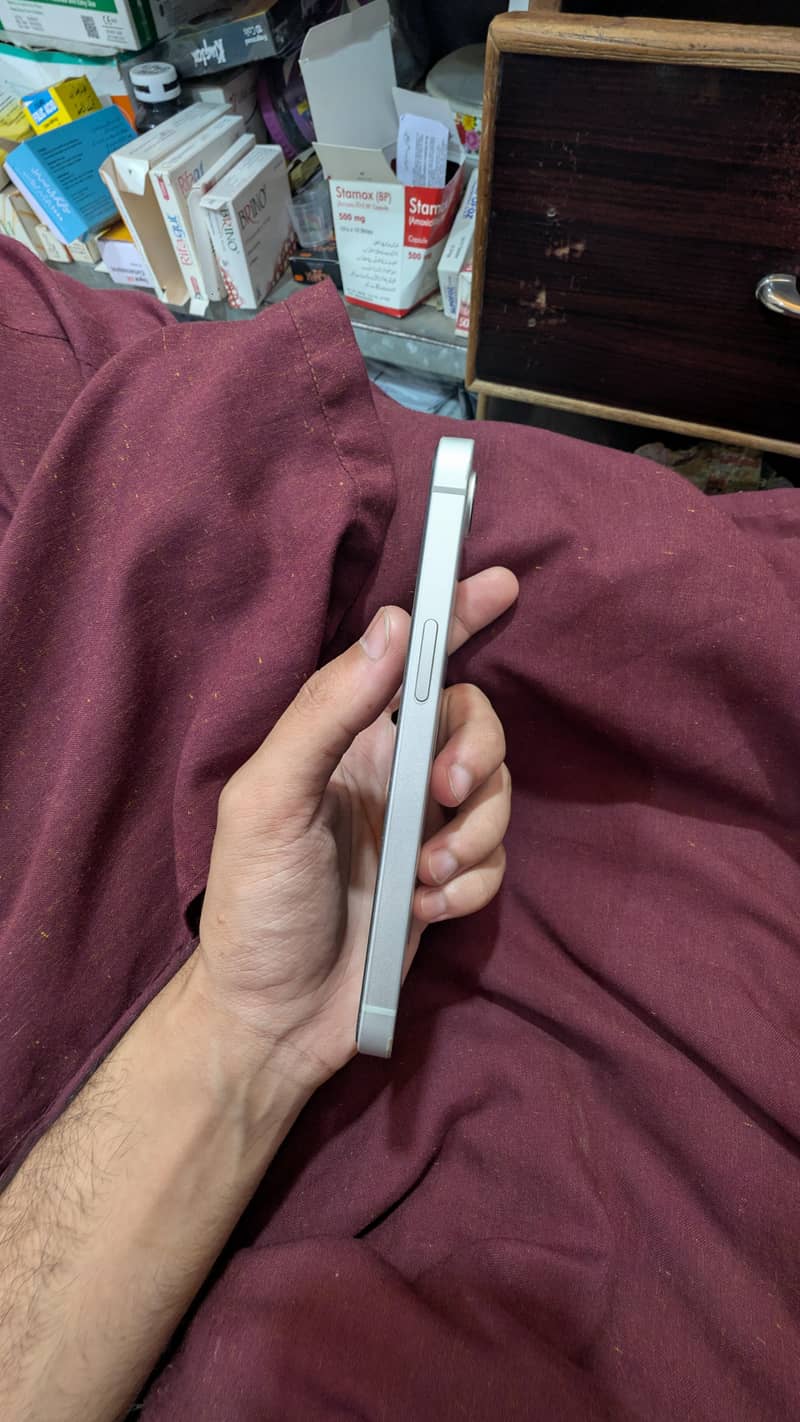 Apple iPhone 17e 4
