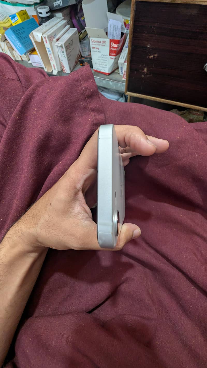 Apple iPhone 17e 5