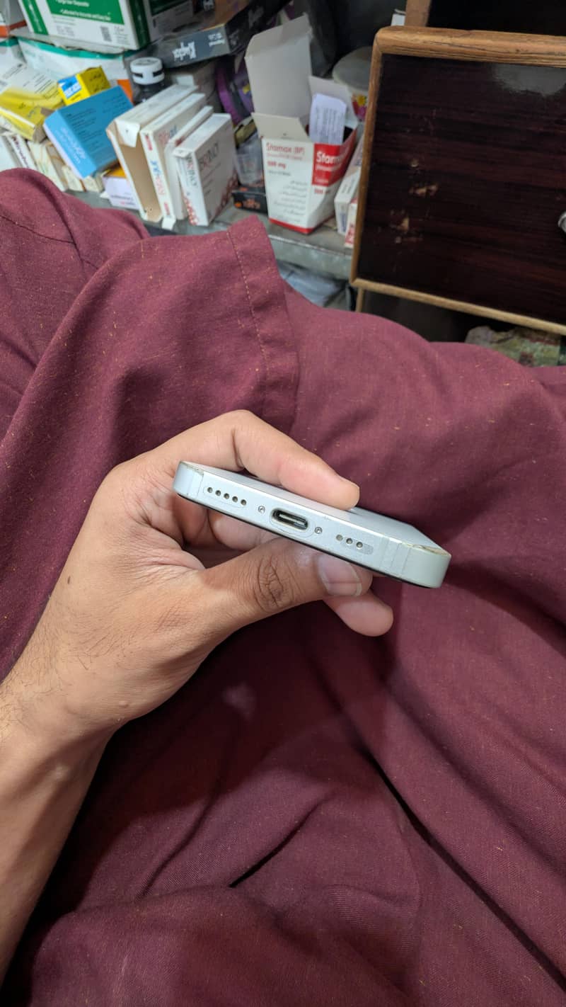 Apple iPhone 17e 6