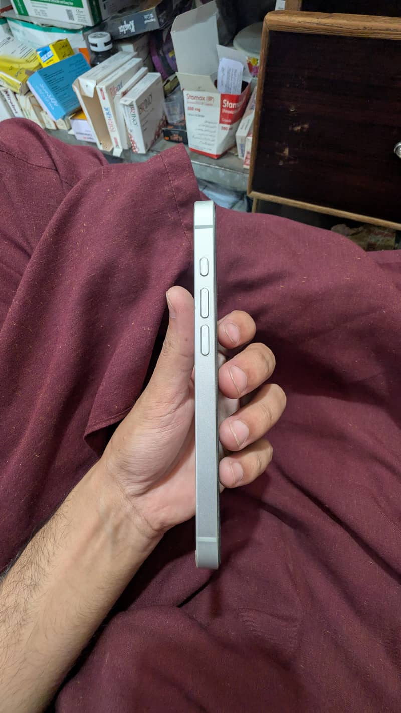 Apple iPhone 17e 7