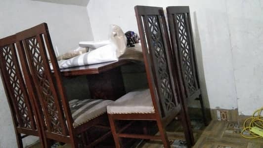 چار کرسیوں کے ساتھ ڈائننگ ٹیبل برائے فروخت – بالکل نئی حالت